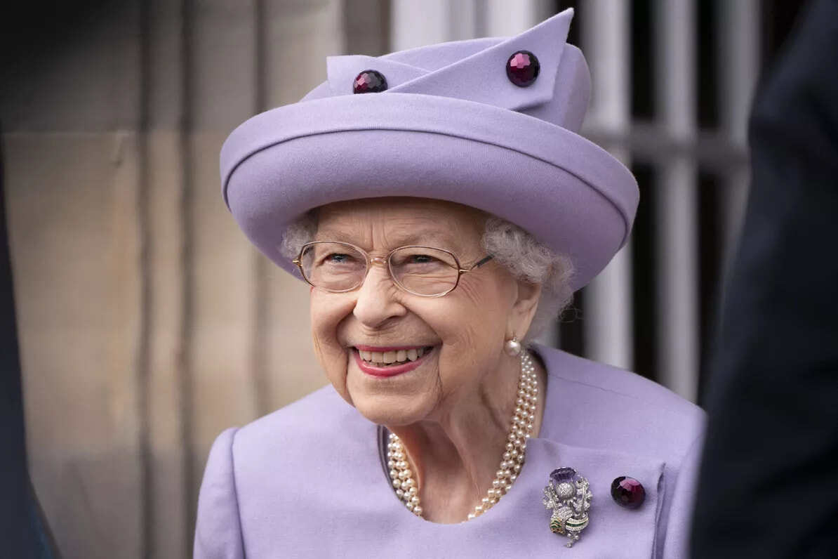 00-241113-queen-elizabeth.jpg