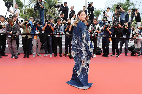 01-09-210707-marion-cotillard-en-short-a-cannes-photo-10.jpg