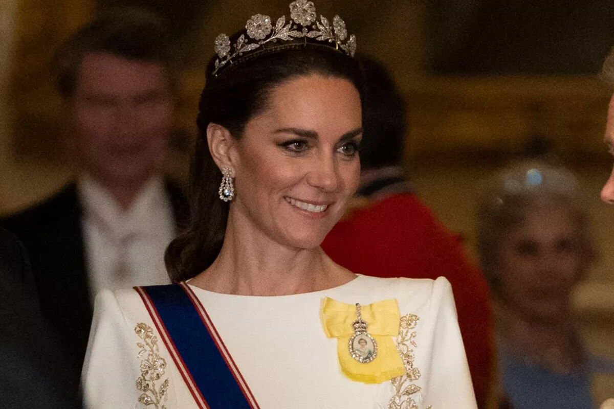 01-231124-thumb-tiara-of-kate-middleton-thumb-1200x800-580905.jpg