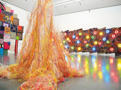 まるで星が降るような、躍動感あるインスタレーション。｜Culture