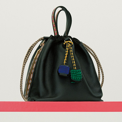 01-essential-item-shoes-and-bag-191016.jpg