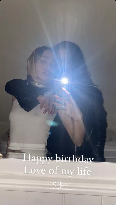 リリー＝ローズ・デップ、同性の恋人の誕生日にキス写真を投稿