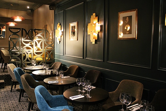 8区に珍しく、11区気分の気取りのないレストラン。｜Paris