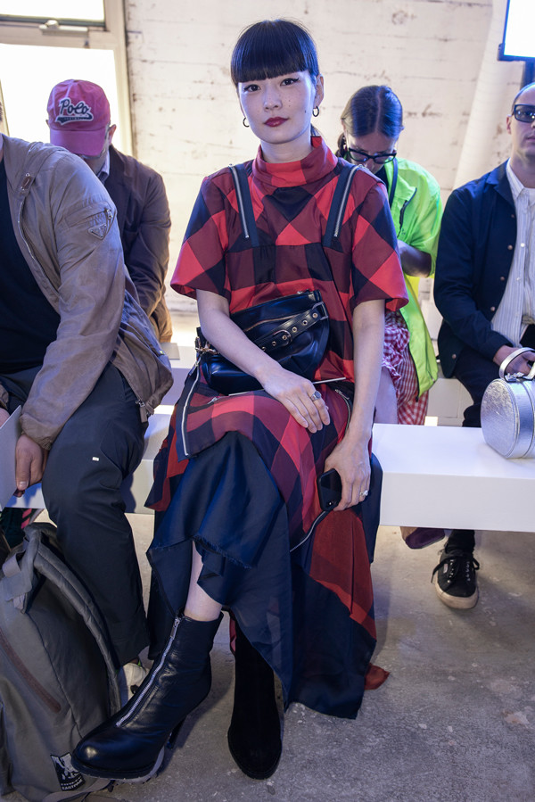 黒 赤を見事に着こなす モデルの秋元梢 世界のおしゃれスナップ Fashion Madamefigaro Jp フィガロジャポン