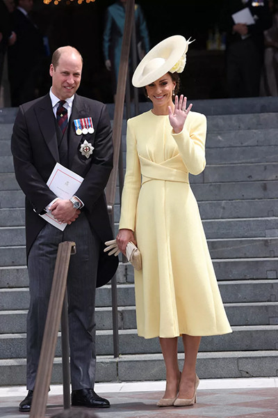 7-Kate-Middleton-porte-une-robe-jaune-poudrée-Emilia-Wickstead.-(Londres,-le-3-juins-2022.)-Abaca.jpg