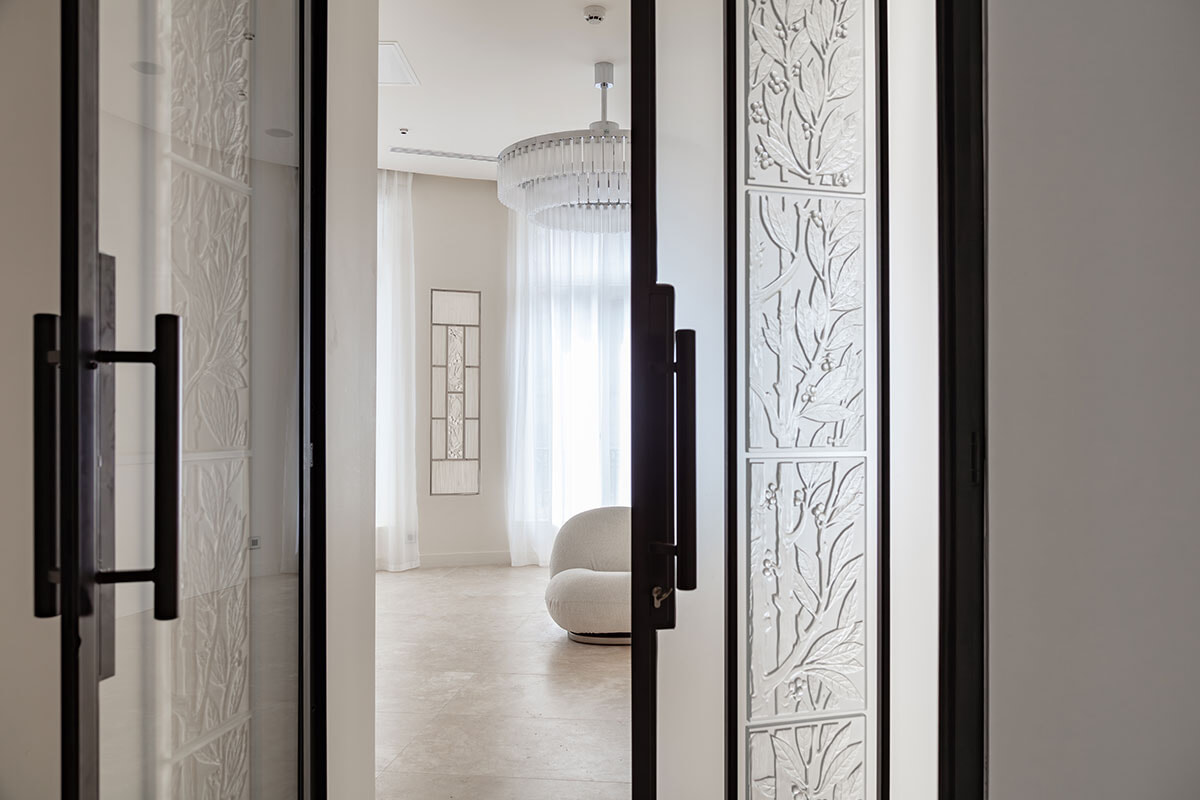 240122_6_Lauriers-architectural-panel-and-Merles-&-Raisins-decorative-panel_Lalique-International-Headquarters_30-rue-de-Prony_Paris-©Fabrice-Van-Hove-1.jpg