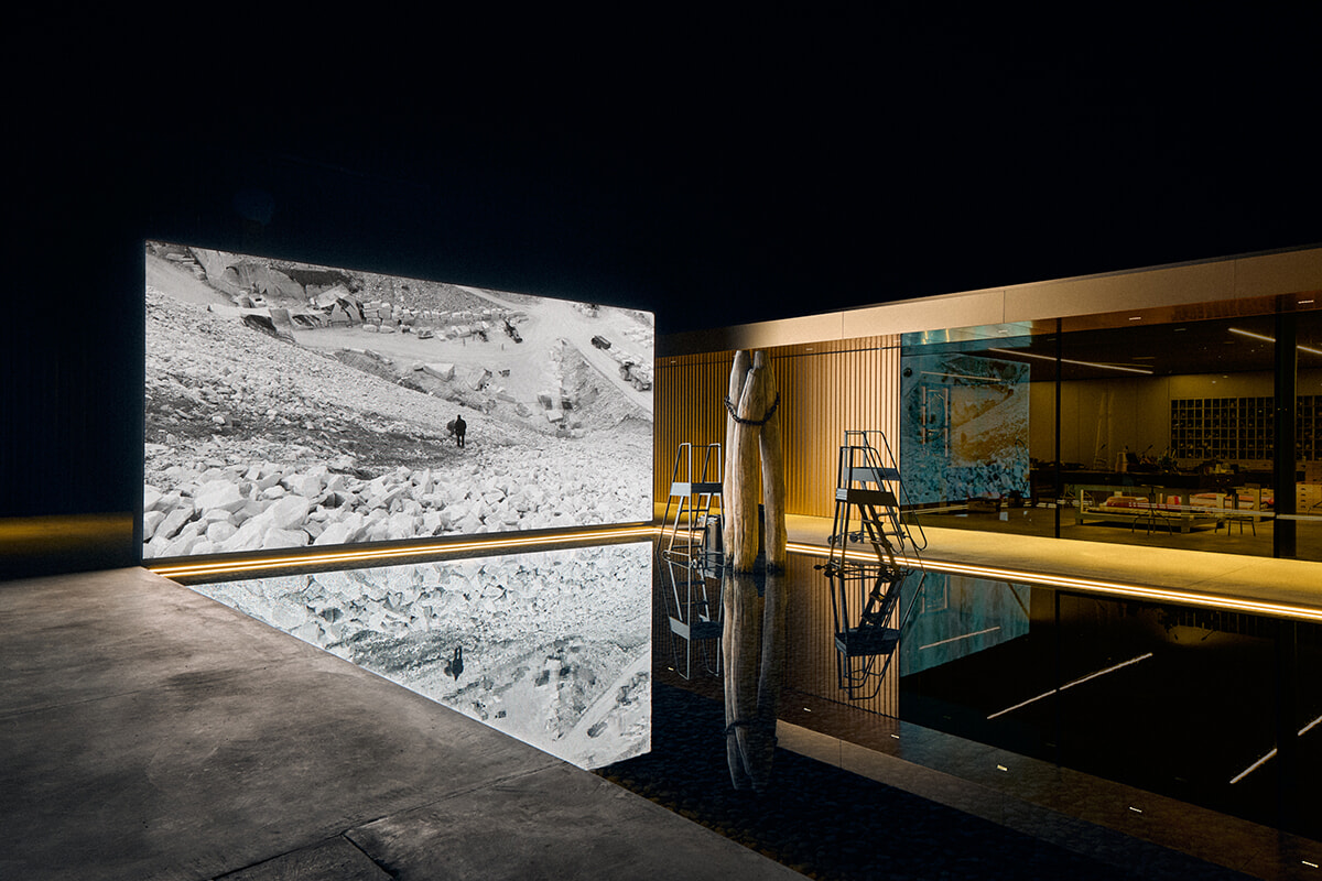 1200-1800-24_04_19_GG_HAUS-OF-DREAMERS_RGB_300DPI_UNCROPPED_EMPTY_LOCATION_PIAZZA_NIGHT.jpg