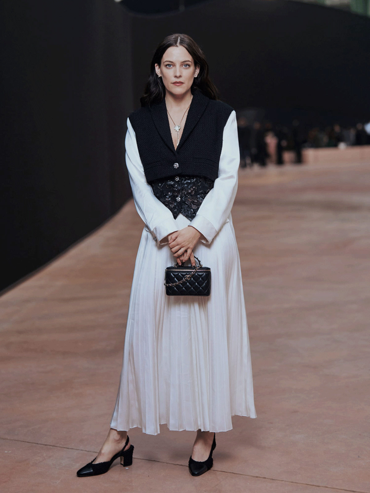 1200-chanel_riley_keough_chanel_rtw_fw25_show_march_11th_3-LD.gif