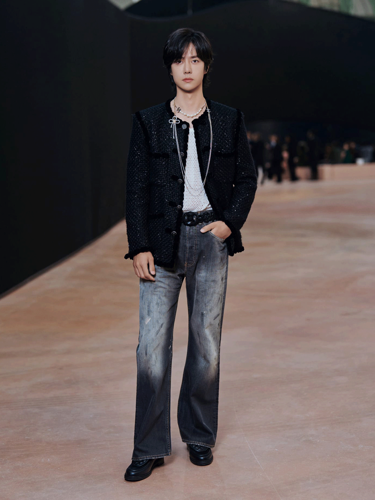 1200-chanel_wang_yibo_chanel_rtw_fw25_show_march_11th_2-LD.gif