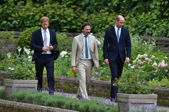 12les-retrouvailles-chaleureuses-des-princes-harry-et-william-lors-de-l039inauguration-de-la-statue-de-lady-diana-photo-8.jpeg