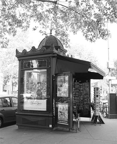 パリ名物のオスマン スタイルのキヨスク ゴミ箱に似た新デザイン ちょっと待った Paris Deco Paris Madamefigaro Jp フィガロジャポン