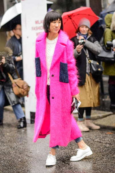 ビビッドなピンクのファーコートが視線を集めるのは インスタグラムのヘッド オブ ファッション パートナーシップスを務めるエバ チェン 白ニットにデニム ホワイトシューズでコートを主役にしたスタイリング 世界のおしゃれスナップ Fashion Madamefigaro Jp