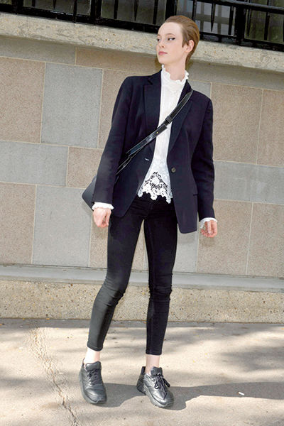 ホワイトレースを差し色にしたブラックスタイル 世界のおしゃれスナップ Fashion Madamefigaro Jp フィガロジャポン