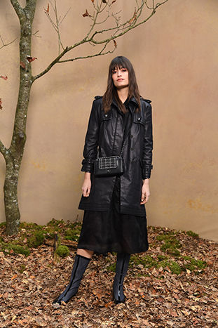 秋の木立に包まれた、シャネルの最新コレクション。｜Le cercle Chanel