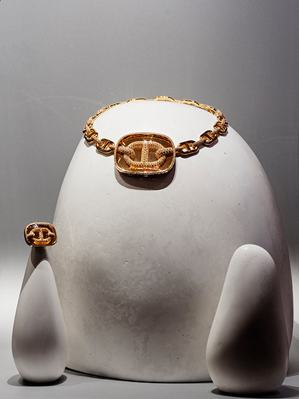 エルメスのハイジュエリー新作、ブティックで展示。｜Paris