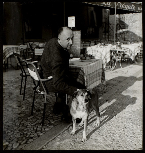 200713_02-Christian_Dior_having_a_lunch_in200713__Aix-en-Provence_with_his_dog_Bobby_October_1957_©_AGIP_Bridgeman_Images.jpg