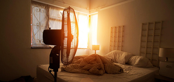 190719_canicule--pourquoi-vous-devez-eviter-de-dormir-avec-un-ventilateur.jpg