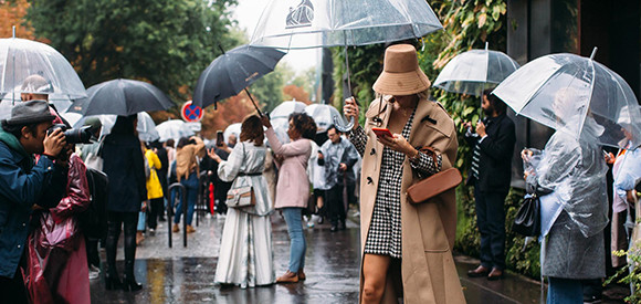 パリジェンヌの雨の日のおしゃれ術 Fashion Madamefigaro Jp フィガロジャポン