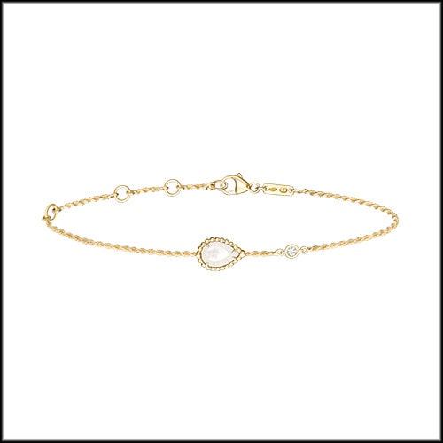 190218_02-Serpent-Bohème-XS-motif-bracelet,-set-with-mother-of-pearl,-on-yellow-gold.jpg