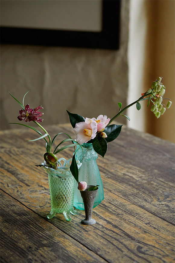 和の花を 小さな花器でモダンに活ける 特集 Interior Madamefigaro Jp フィガロジャポン
