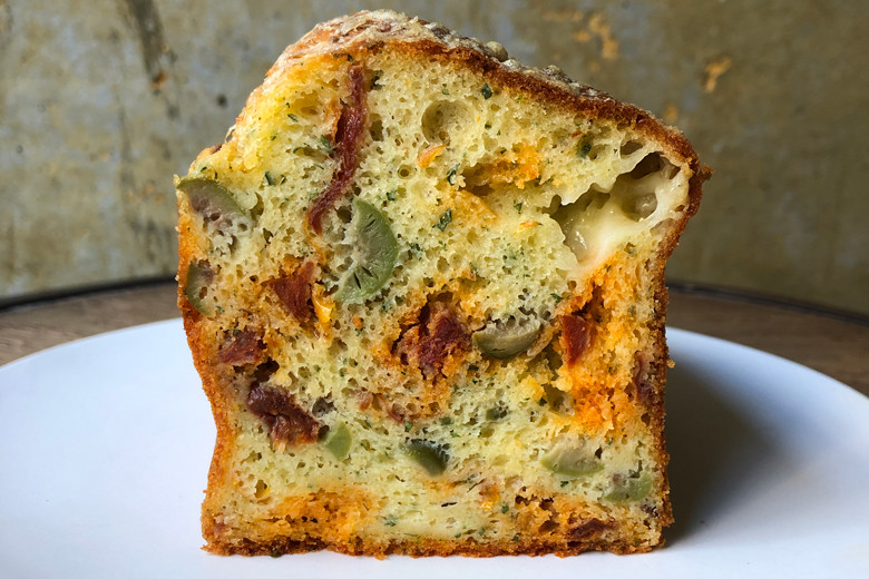 軽食にも、お酒のつまみにもなる「ケークサレ」 