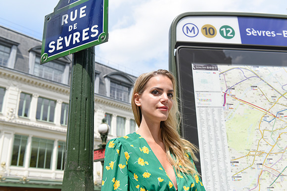 パリジェンヌのバッグは 中身も大きさもプチサイズ パリジェンヌファイル Paris Madamefigaro Jp フィガロジャポン