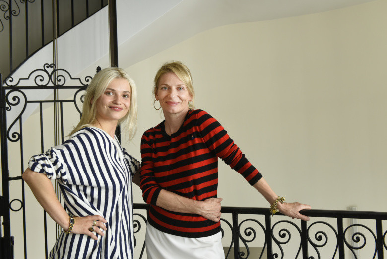 パリジェンヌ、母と娘の白シャツスタイル。 