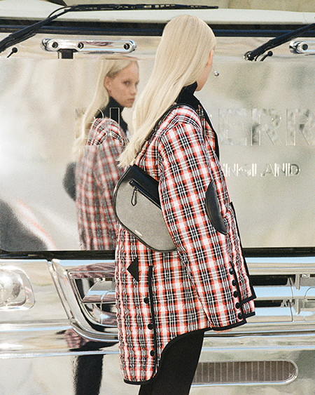 201027-6_Burberry-reveals-AW20-Campaign-c-Courtesy-of-Burberry---behind-the-scenes-images_020.jpg