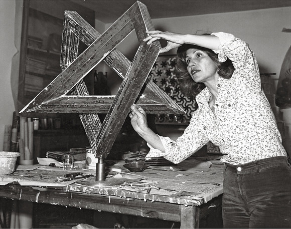 210607-10.-Monir-Farmanfarmaian-travaillant-dans-son-studio.jpg