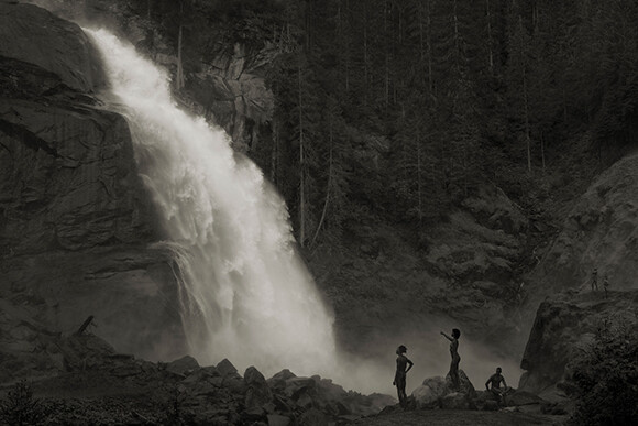 211007_Erwin-Olaf_Im-Wald_Am-Wasserfall_2020.jpg