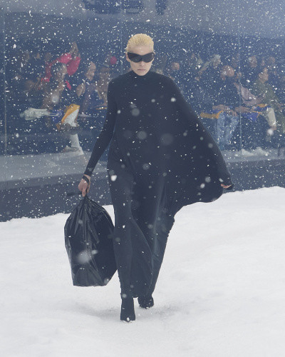 220308-BALENCIAGA WINTER 22 LOOK 1_MINTTU.jpg