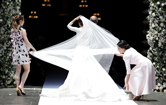 22les-plus-belles-compositions-florales-des-mariages-de-stars-photo-11.jpg