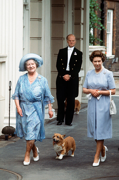 230123_The-Queen-Mother-with-her-daughter,-Queen-Elizabeth-II,-outside-Clarence-House,-4-August-1983.jpg