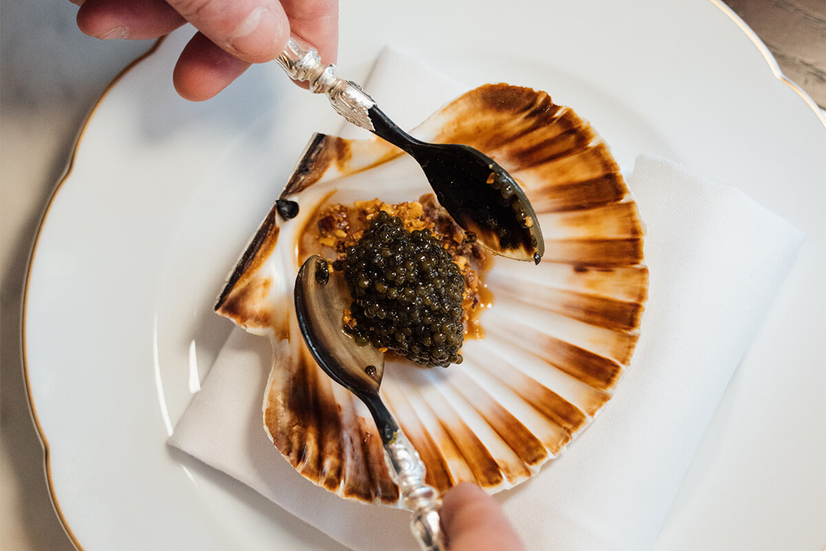 軽やかな料理と卓越のサービスを味わう、真のガストロノミー体験をタイユヴァンで。