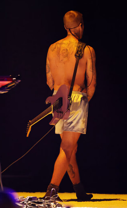 復活したジャスティン・ビーバー、グラミー賞授賞式に「下着姿」で異例のパフォーマンス！