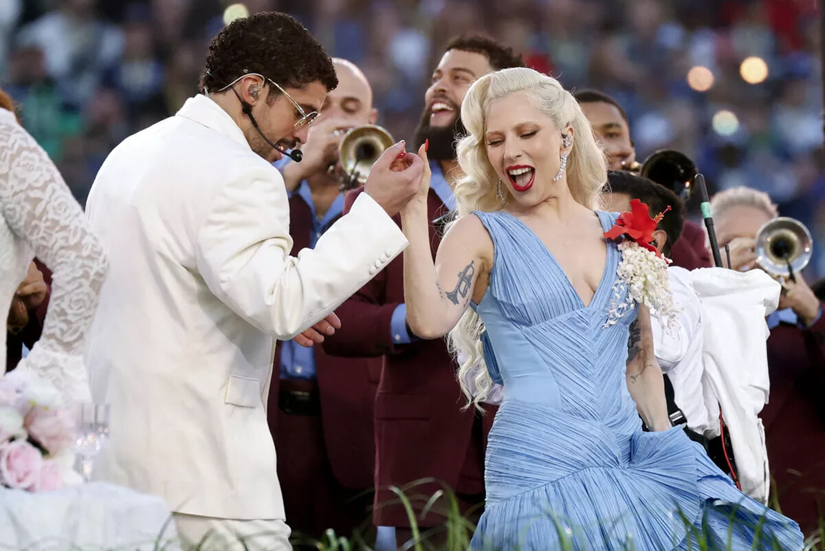 レディー・ガガはじめ、スーパーボウルでバッド・バニーのショーにスターが勢揃い！