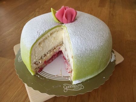 スウェーデンのお祝いごとに欠かせない ふたつのケーキ 世界は愉快 Madamefigaro Jp フィガロジャポン