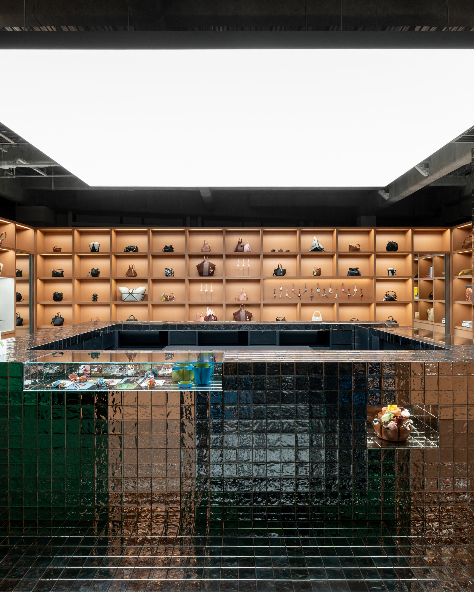 LOEWE_TOKYO_EXHIBITION_SPACE_CAPTURE_RGB_CROPPED_4X5_14.jpg