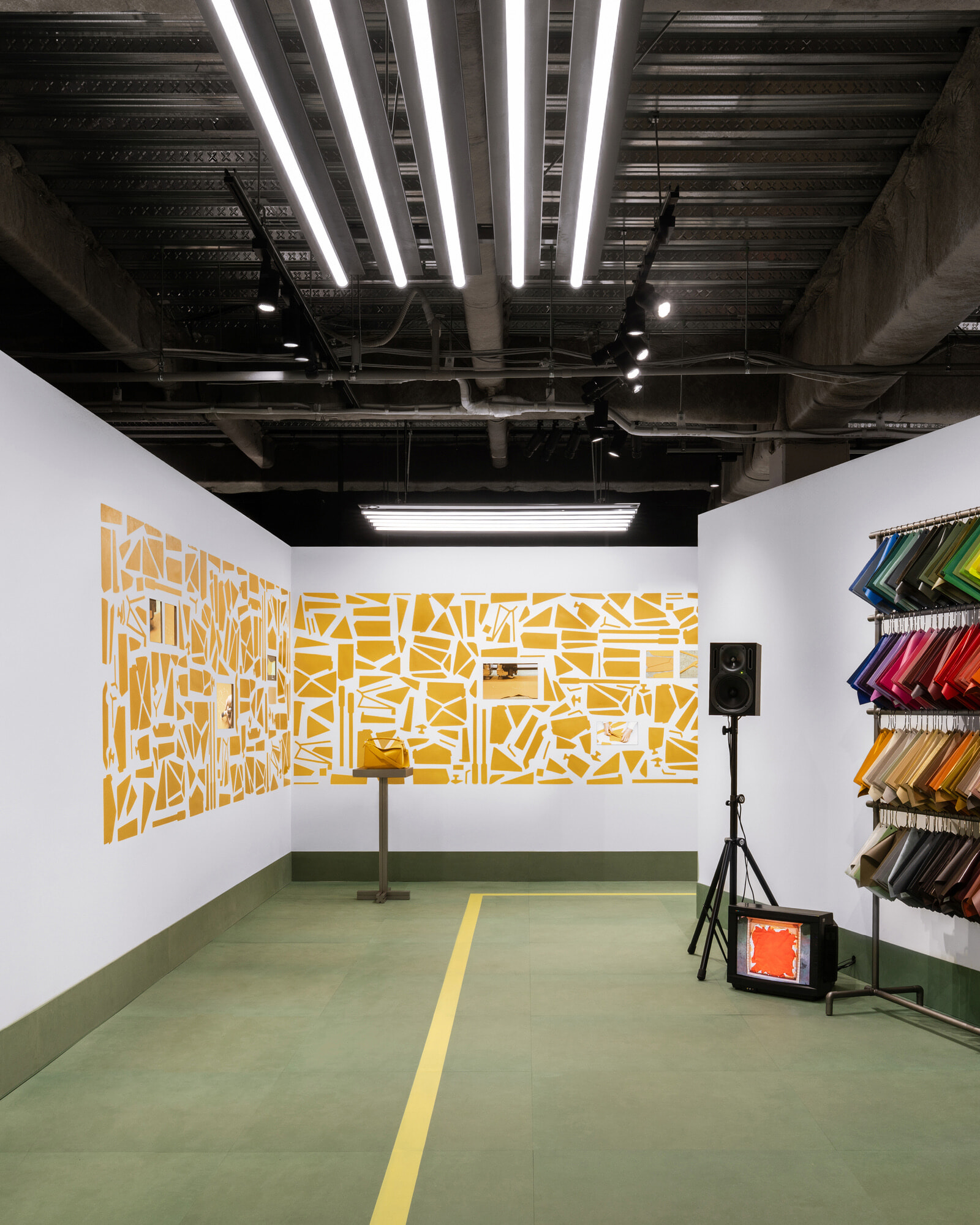 LOEWE_TOKYO_EXHIBITION_SPACE_CAPTURE_RGB_CROPPED_4X5_2.jpg