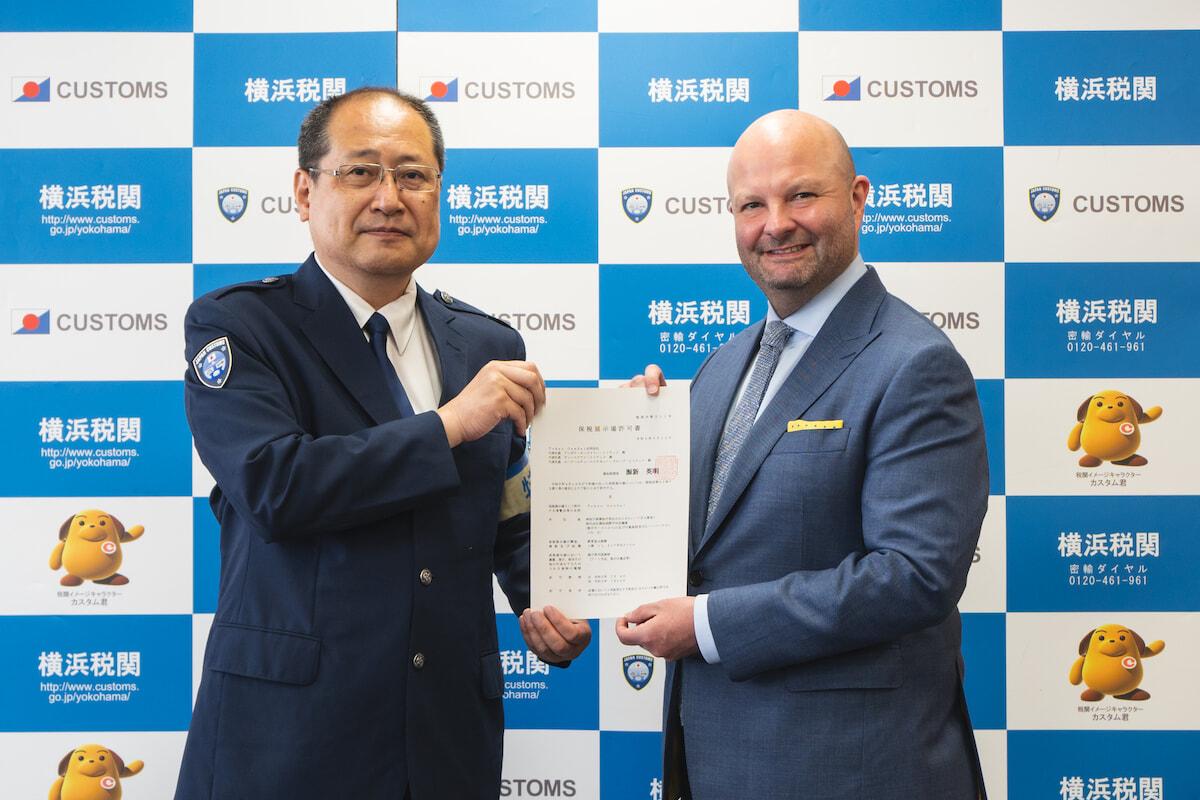 Toshinaga Okazawa, Director of Enforcement Division, Yokohama Customs and Magnus Renfrew, Co-Founder, Tokyo Gendai.jpg