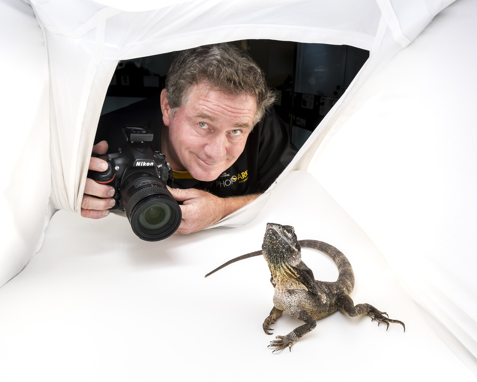 25 - ロゴなしJoel Sartore and frill necked lizard_credit Douglas Gimesy.jpeg