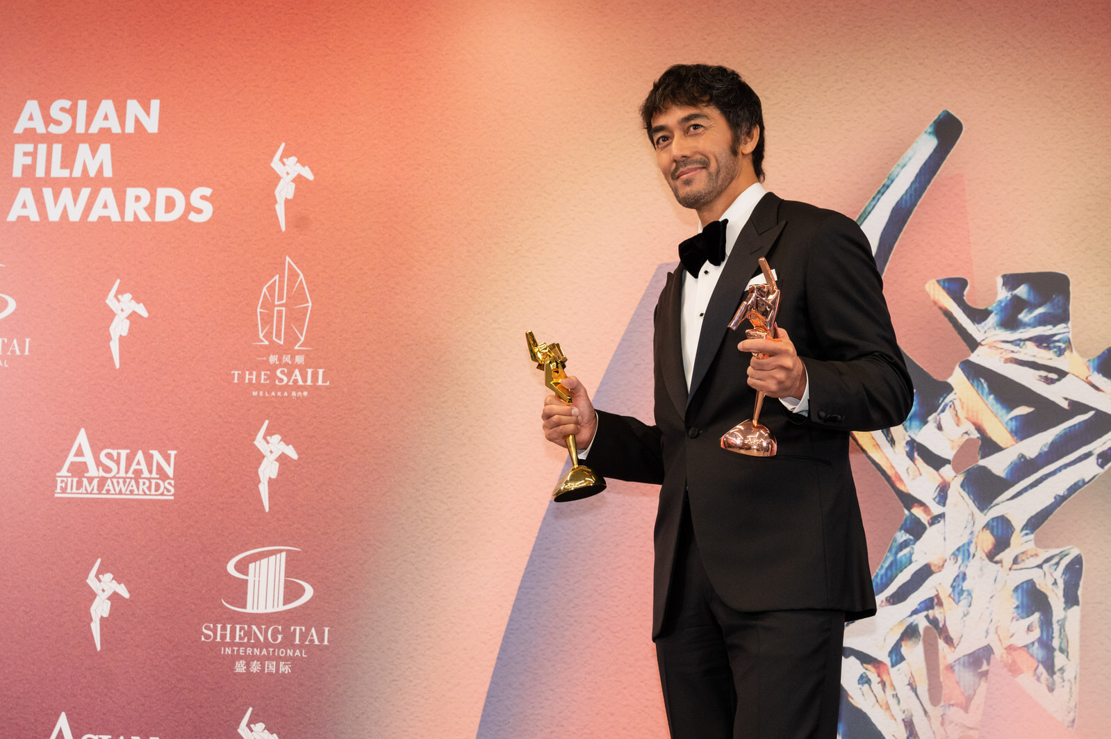 阿部寛さん_ABE Hiroshi_Excellence in Asian Cinema Award_AFA16 x STI - Best Dresses from the Red Carpet Award photo2.jpg