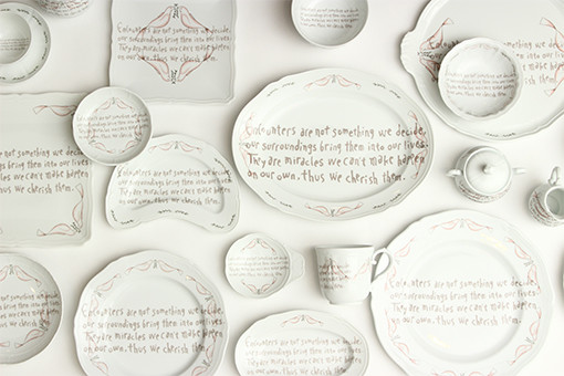 ジノリの器をキャンバスに、皆川 明が言葉を描く。