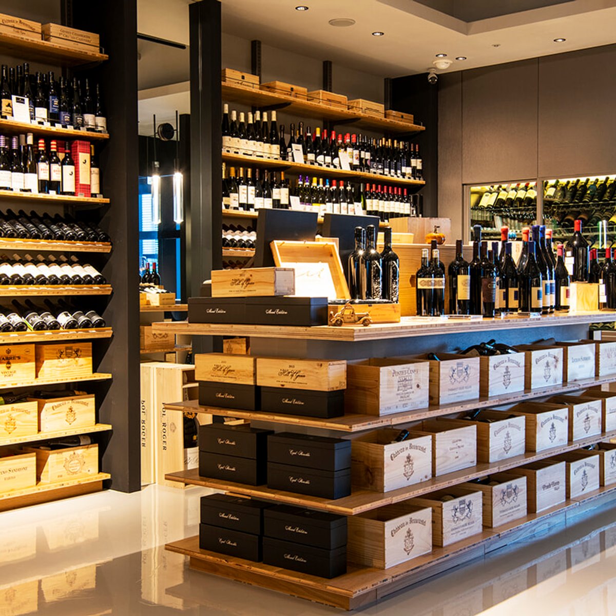 買ってよし、その場で飲んでよし。インポーターが営む、外苑前のセラードアへ。