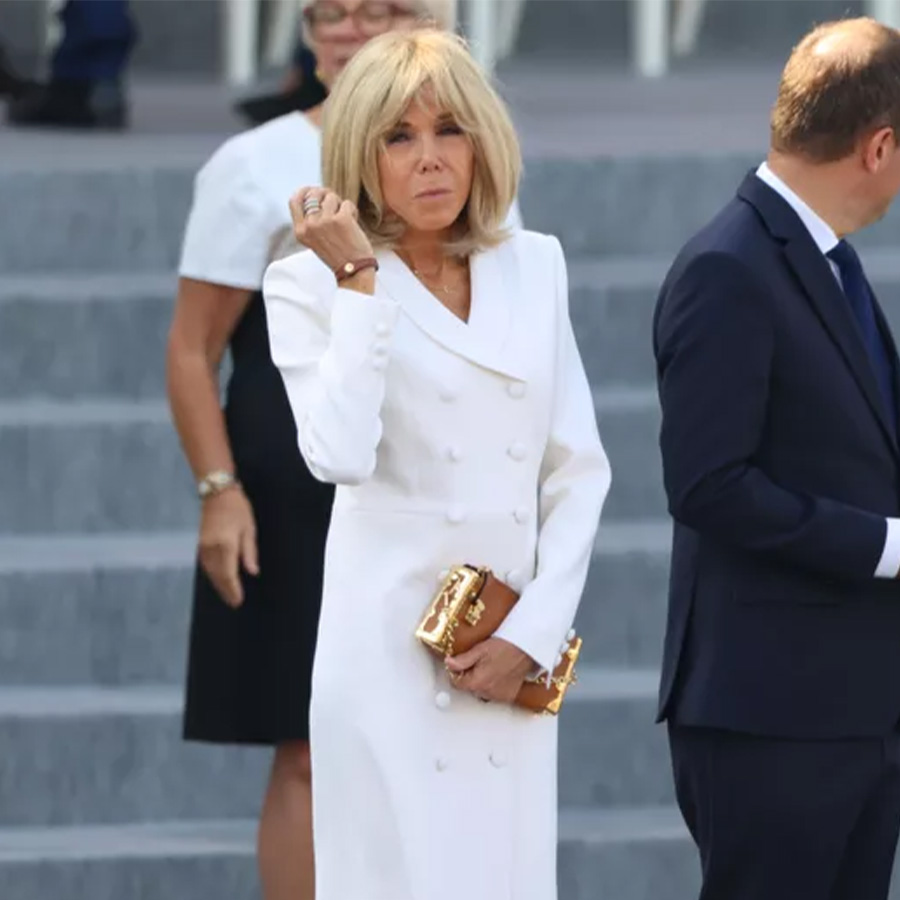 ブリジット・マクロン、大統領夫人として最後のフランス革命記念日は定番のコートドレスで。