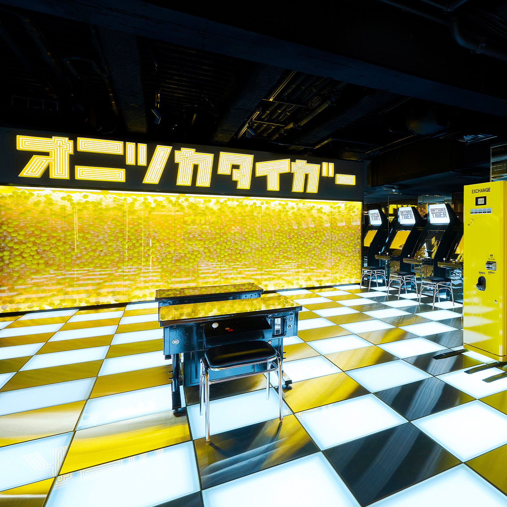 オニツカタイガー、世界最大のフラッグシップストアを新宿にオープン。ブランドの世界観を体感できる空間へ。