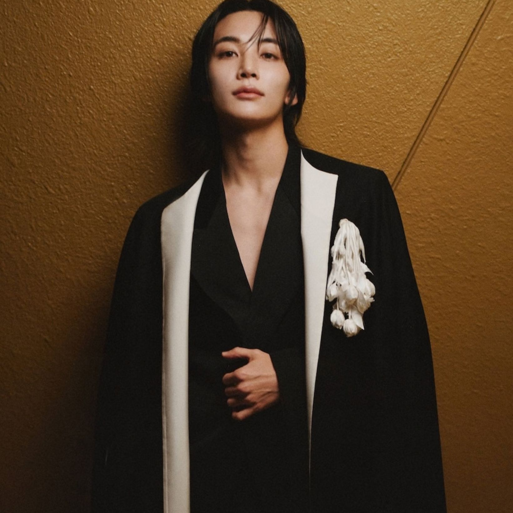 【SEVENTEEN ジョンハン】華麗な姿で降臨！ ジバンシィ 2027年春夏コレクションに豪華セレブが集結。