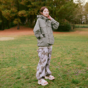 在原みゆ紀、テバのサンダルと軽やかに、どこまでも。