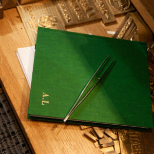 刻印して自分へのお土産に！ スウェーデン発、ハンドメイドのステーショナリー。