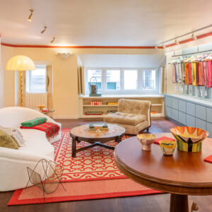 フレンチアイテムをゲットして！ 個性的でレトロなデザインが、シンプルな装いを昇華。